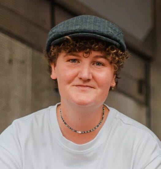 Foto van persoon met wit t-shirt en pet